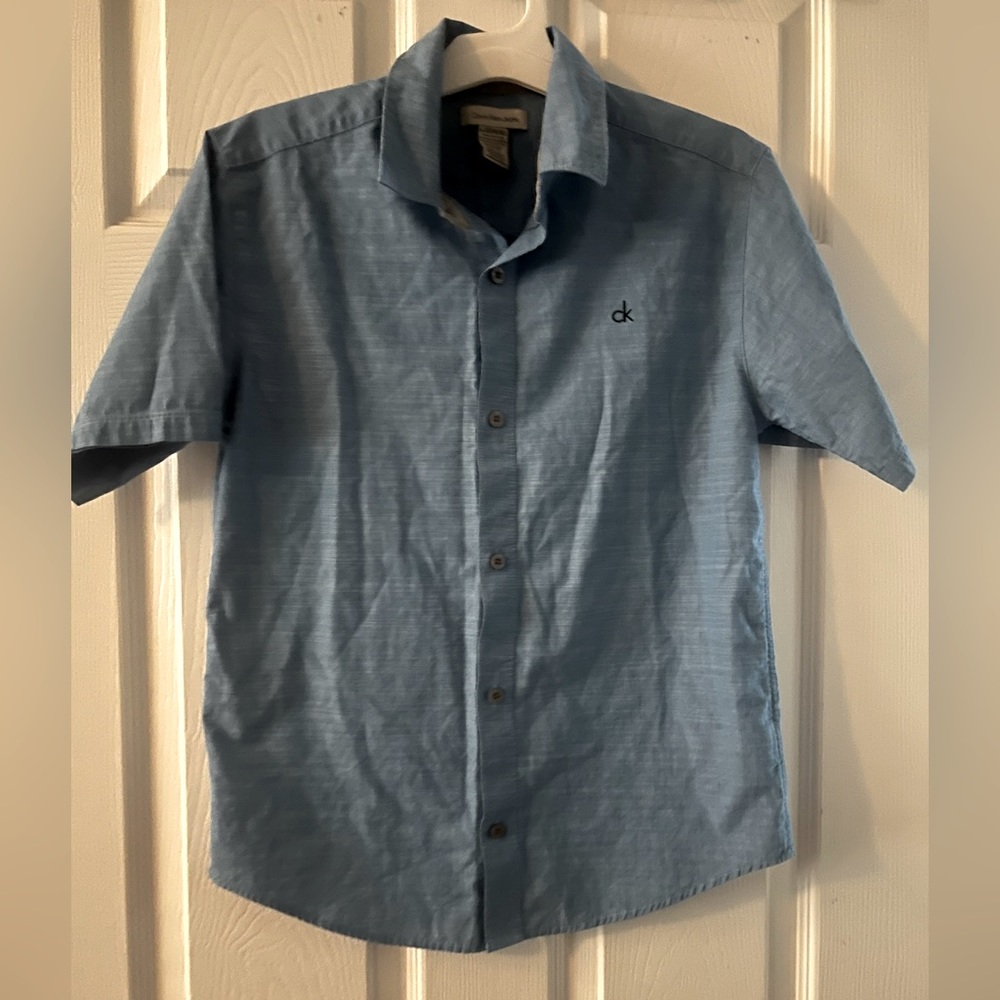 Calvin Klein boys size 14/16 button up shirt in light blue.